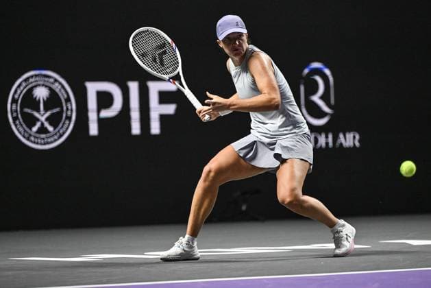 WTA, Tennis Damen Finals 2025 in Riyadh - Day Three RIYADH, SAUDI ARABIA - NOVEMBER 3: Iga Swiatek of Poland plays against Elena Rybakina of Kazakhstan during their second group-stage match on Day 3 of the 2025 WTA Finals, part of the Hologic WTA Tour, at King Saud University Indoor Arena in Riyadh, Saudi Arabia, on November 3, 2025. Artur Widak Anadolu Riyadh Saudi Arabia. Editorial use only. Please get in touch for any other usage.  Copyright: x2025xAnadoluxArturxWidakx