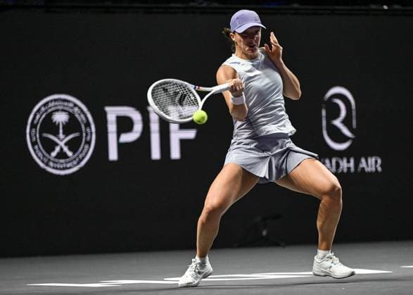 WTA, Tennis Damen Finals 2025 in Riyadh - Day Three RIYADH, SAUDI ARABIA - NOVEMBER 3: Iga Swiatek of Poland plays against Elena Rybakina of Kazakhstan during their second group-stage match on Day 3 of the 2025 WTA Finals, part of the Hologic WTA Tour, at King Saud University Indoor Arena in Riyadh, Saudi Arabia, on November 3, 2025. Artur Widak Anadolu Riyadh Saudi Arabia. Editorial use only. Please get in touch for any other usage.  Copyright: x2025xAnadoluxArturxWidakx