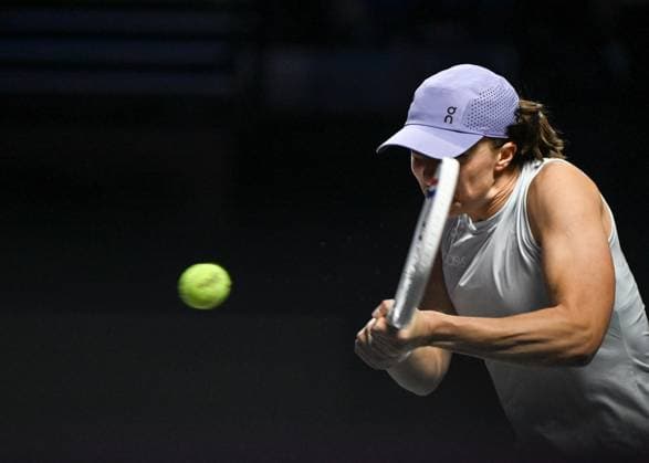 WTA, Tennis Damen Finals 2025 in Riyadh - Day Three RIYADH, SAUDI ARABIA - NOVEMBER 3: Iga Swiatek of Poland plays against Elena Rybakina of Kazakhstan during their second group-stage match on Day 3 of the 2025 WTA Finals, part of the Hologic WTA Tour, at King Saud University Indoor Arena in Riyadh, Saudi Arabia, on November 3, 2025. Artur Widak Anadolu Riyadh Saudi Arabia. Editorial use only. Please get in touch for any other usage.  Copyright: x2025xAnadoluxArturxWidakx