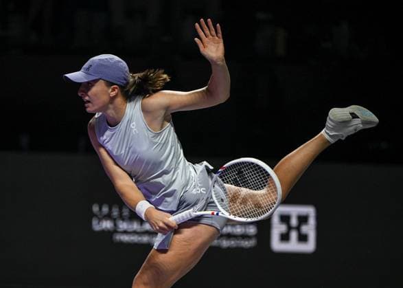 WTA, Tennis Damen Finals 2025 in Riyadh - Day Three RIYADH, SAUDI ARABIA - NOVEMBER 3: Iga Swiatek of Poland plays against Elena Rybakina of Kazakhstan during their second group-stage match on Day 3 of the 2025 WTA Finals, part of the Hologic WTA Tour, at King Saud University Indoor Arena in Riyadh, Saudi Arabia, on November 3, 2025. Artur Widak Anadolu Riyadh Saudi Arabia. Editorial use only. Please get in touch for any other usage.  Copyright: x2025xAnadoluxArturxWidakx
