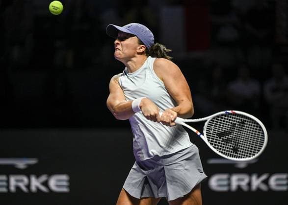 WTA, Tennis Damen Finals 2025 in Riyadh - Day Three RIYADH, SAUDI ARABIA - NOVEMBER 3: Iga Swiatek of Poland plays against Elena Rybakina of Kazakhstan during their second group-stage match on Day 3 of the 2025 WTA Finals, part of the Hologic WTA Tour, at King Saud University Indoor Arena in Riyadh, Saudi Arabia, on November 3, 2025. Artur Widak Anadolu Riyadh Saudi Arabia. Editorial use only. Please get in touch for any other usage.  Copyright: x2025xAnadoluxArturxWidakx