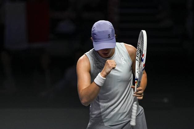 WTA, Tennis Damen Finals 2025 in Riyadh - Day Three RIYADH, SAUDI ARABIA - NOVEMBER 3: Iga Swiatek of Poland plays against Elena Rybakina of Kazakhstan during their second group-stage match on Day 3 of the 2025 WTA Finals, part of the Hologic WTA Tour, at King Saud University Indoor Arena in Riyadh, Saudi Arabia, on November 3, 2025. Artur Widak Anadolu Riyadh Saudi Arabia. Editorial use only. Please get in touch for any other usage.  Copyright: x2025xAnadoluxArturxWidakx