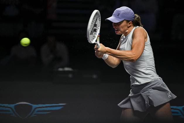 WTA, Tennis Damen Finals 2025 in Riyadh - Day Three RIYADH, SAUDI ARABIA - NOVEMBER 3: Iga Swiatek of Poland plays against Elena Rybakina of Kazakhstan during their second group-stage match on Day 3 of the 2025 WTA Finals, part of the Hologic WTA Tour, at King Saud University Indoor Arena in Riyadh, Saudi Arabia, on November 3, 2025. Artur Widak Anadolu Riyadh Saudi Arabia. Editorial use only. Please get in touch for any other usage.  Copyright: x2025xAnadoluxArturxWidakx