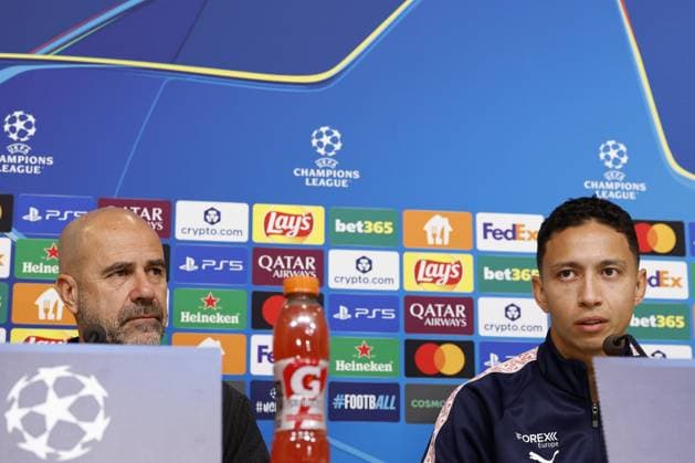 PIRAEUS - PSV Eindhoven coach Peter Bosz, Mauro Junior of PSV Eindhoven during the MD-1 press conference, PK, Pressekonferenz prior to the UEFA Champions League match against Olympiacos FC at the Georgios Karaiskakis Stadium on November 3, 2025, in Piraeus, Greece. ANP MAURICE VAN STEEN UEFA Champions League 2025-2026 xVIxANPxSportx xxANPxIVx 541133604 originalFilename: 541133604.jpg