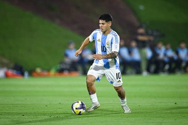 Football, Juniors U 17 World Cup 2025 Preliminary round 03 11 2025 Group D Argentina Belgium Uriel Ojeda Argentina on the ball