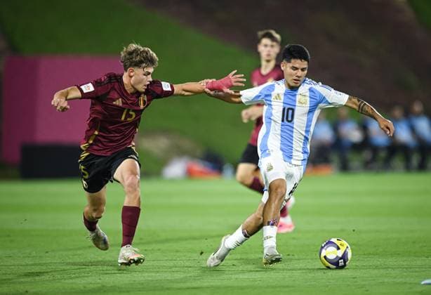 Football, Juniors U 17 World Cup 2025 Preliminary round 03 11 2025 Group D Argentina Belgium Uriel Ojeda right, Argentina on the ball against Wout Gielen left, Belgium