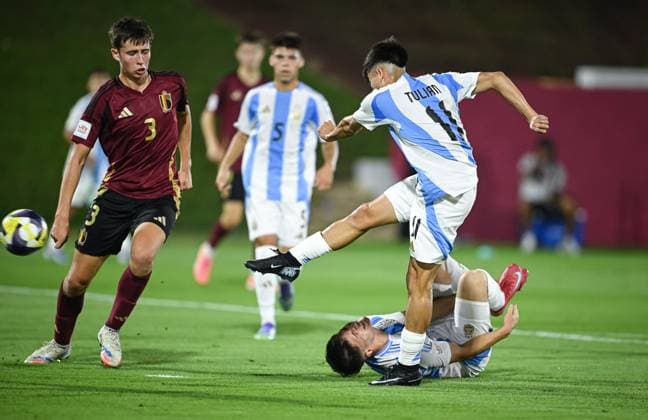 Soccer, Juniors U 17 World Cup 2025 Preliminary Round 03 11 2025 Group D Argentina Belgium Ramiro Tulian right, Argentina scores the goal for 1 0 against Brent Jonkers left, Belgium , Thomas De Martis right ground, Argentina
