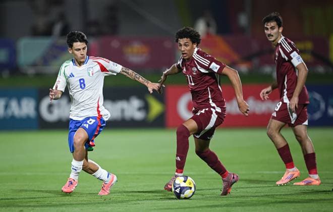 Football, Juniors U 17 World Cup 2025 Preliminary Round 03 11 2025 Group A Qatar Italy Alessio Baralla right, Italy against Alqadi Tameem center, Qatar and Ktit Zaid right, Qatar