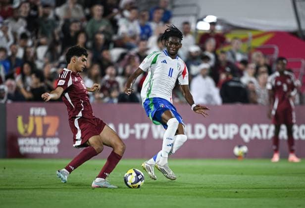 Football, Junior U 17 World Cup 2025 Preliminary Round 03 11 2025 Group A Qatar Italy Destiny Elimoghale re, Italy Borussia Dortmund v Friakh Adam li, Qatar