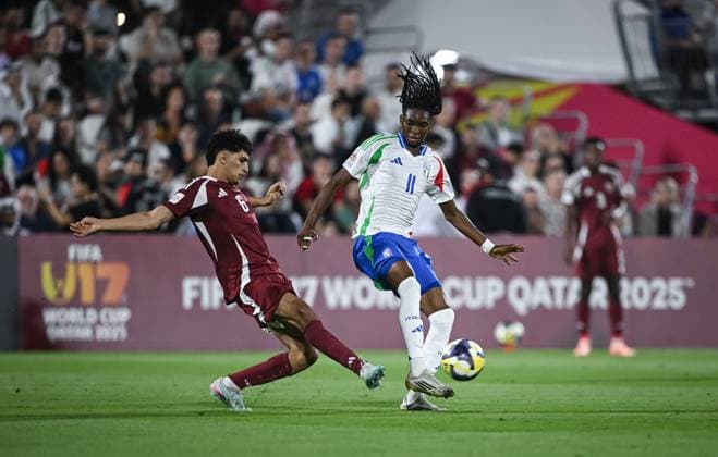 Football, Junior U 17 World Cup 2025 Preliminary Round 03 11 2025 Group A Qatar Italy Destiny Elimoghale re, Italy Borussia Dortmund v Friakh Adam li, Qatar