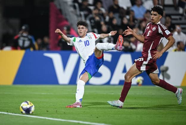 Football, Junior U 17 World Cup 2025 Preliminary Round 03 11 2025 Group A Qatar Italy Samuele Inacio re, Italy Borussia Dortmund scores the goal here to make it 0 1 against Friakh Adam re, Qatar
