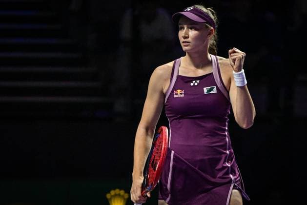 WTA, Tennis Damen Finals 2025 in Riyadh - Day Three RIYADH, SAUDI ARABIA - NOVEMBER 3: Elena Rybakina of Kazakhstan wins against Iga Swiatek of Poland during their second group-stage match on Day 3 of the 2025 WTA Finals, part of the Hologic WTA Tour, at King Saud University Indoor Arena in Riyadh, Saudi Arabia, on November 3, 2025. Artur Widak Anadolu Riyadh Saudi Arabia. Editorial use only. Please get in touch for any other usage.  Copyright: x2025xAnadoluxArturxWidakx