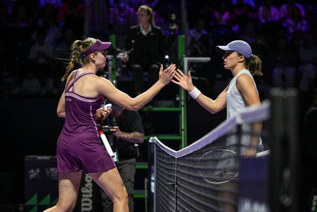 WTA, Tennis Damen Finals 2025 in Riyadh - Day Three RIYADH, SAUDI ARABIA - NOVEMBER 3: Elena Rybakina (L) of Kazakhstan wins against Iga Swiatek (R) of Poland during their second group-stage match on Day 3 of the 2025 WTA Finals, part of the Hologic WTA Tour, at King Saud University Indoor Arena in Riyadh, Saudi Arabia, on November 3, 2025. Artur Widak Anadolu Riyadh Saudi Arabia. Editorial use only. Please get in touch for any other usage.  Copyright: x2025xAnadoluxArturxWidakx