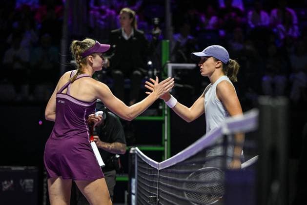 WTA, Tennis Damen Finals 2025 in Riyadh - Day Three RIYADH, SAUDI ARABIA - NOVEMBER 3: Elena Rybakina (L) of Kazakhstan wins against Iga Swiatek (R) of Poland during their second group-stage match on Day 3 of the 2025 WTA Finals, part of the Hologic WTA Tour, at King Saud University Indoor Arena in Riyadh, Saudi Arabia, on November 3, 2025. Artur Widak Anadolu Riyadh Saudi Arabia. Editorial use only. Please get in touch for any other usage.  Copyright: x2025xAnadoluxArturxWidakx