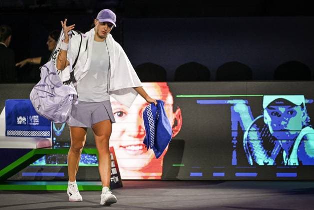WTA, Tennis Damen Finals 2025 in Riyadh - Day Three RIYADH, SAUDI ARABIA - NOVEMBER 3: Iga Swiatek of Poland looses against Elena Rybakina of Kazakhstan during their second group-stage match on Day 3 of the 2025 WTA Finals, part of the Hologic WTA Tour, at King Saud University Indoor Arena in Riyadh, Saudi Arabia, on November 3, 2025. Artur Widak Anadolu Riyadh Saudi Arabia. Editorial use only. Please get in touch for any other usage.  Copyright: x2025xAnadoluxArturxWidakx