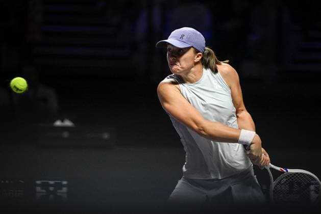 WTA, Tennis Damen Finals 2025 in Riyadh - Day Three RIYADH, SAUDI ARABIA - NOVEMBER 3: Iga Swiatek of Poland plays against Elena Rybakina of Kazakhstan during their second group-stage match on Day 3 of the 2025 WTA Finals, part of the Hologic WTA Tour, at King Saud University Indoor Arena in Riyadh, Saudi Arabia, on November 3, 2025. Artur Widak Anadolu Riyadh Saudi Arabia. Editorial use only. Please get in touch for any other usage.  Copyright: x2025xAnadoluxArturxWidakx