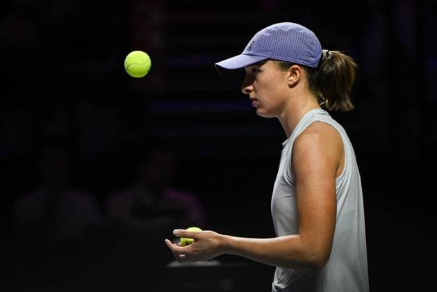 WTA, Tennis Damen Finals 2025 in Riyadh - Day Three RIYADH, SAUDI ARABIA - NOVEMBER 3: Iga Swiatek of Poland plays against Elena Rybakina of Kazakhstan during their second group-stage match on Day 3 of the 2025 WTA Finals, part of the Hologic WTA Tour, at King Saud University Indoor Arena in Riyadh, Saudi Arabia, on November 3, 2025. Artur Widak Anadolu Riyadh Saudi Arabia. Editorial use only. Please get in touch for any other usage.  Copyright: x2025xAnadoluxArturxWidakx