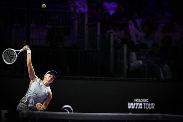WTA, Tennis Damen Finals 2025 in Riyadh - Day Three RIYADH, SAUDI ARABIA - NOVEMBER 3: Iga Swiatek of Poland plays against Elena Rybakina of Kazakhstan during their second group-stage match on Day 3 of the 2025 WTA Finals, part of the Hologic WTA Tour, at King Saud University Indoor Arena in Riyadh, Saudi Arabia, on November 3, 2025. Artur Widak Anadolu Riyadh Saudi Arabia. Editorial use only. Please get in touch for any other usage.  Copyright: x2025xAnadoluxArturxWidakx