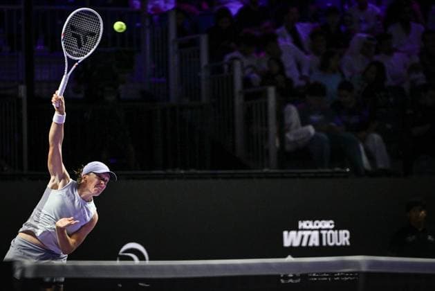 WTA, Tennis Damen Finals 2025 in Riyadh - Day Three RIYADH, SAUDI ARABIA - NOVEMBER 3: Iga Swiatek of Poland plays against Elena Rybakina of Kazakhstan during their second group-stage match on Day 3 of the 2025 WTA Finals, part of the Hologic WTA Tour, at King Saud University Indoor Arena in Riyadh, Saudi Arabia, on November 3, 2025. Artur Widak Anadolu Riyadh Saudi Arabia. Editorial use only. Please get in touch for any other usage.  Copyright: x2025xAnadoluxArturxWidakx