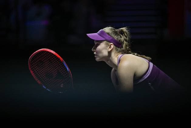 WTA, Tennis Damen Finals 2025 in Riyadh - Day Three RIYADH, SAUDI ARABIA - NOVEMBER 3: Elena Rybakina of Kazakhstan plays against Iga Swiatek of Poland during their second group-stage match on Day 3 of the 2025 WTA Finals, part of the Hologic WTA Tour, at King Saud University Indoor Arena in Riyadh, Saudi Arabia, on November 3, 2025. Artur Widak Anadolu Riyadh Saudi Arabia. Editorial use only. Please get in touch for any other usage.  Copyright: x2025xAnadoluxArturxWidakx