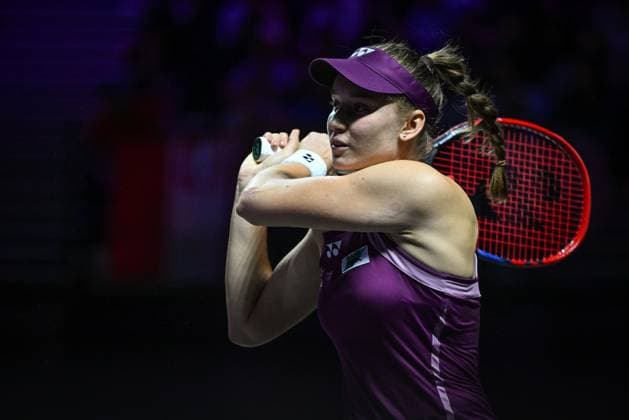 WTA, Tennis Damen Finals 2025 in Riyadh - Day Three RIYADH, SAUDI ARABIA - NOVEMBER 3: Elena Rybakina of Kazakhstan plays against Iga Swiatek of Poland during their second group-stage match on Day 3 of the 2025 WTA Finals, part of the Hologic WTA Tour, at King Saud University Indoor Arena in Riyadh, Saudi Arabia, on November 3, 2025. Artur Widak Anadolu Riyadh Saudi Arabia. Editorial use only. Please get in touch for any other usage.  Copyright: x2025xAnadoluxArturxWidakx