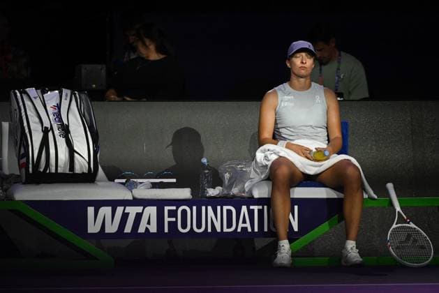 WTA, Tennis Damen Finals 2025 in Riyadh - Day Three RIYADH, SAUDI ARABIA - NOVEMBER 3: Iga Swiatek of Poland rests against Elena Rybakina of Kazakhstan during their second group-stage match on Day 3 of the 2025 WTA Finals, part of the Hologic WTA Tour, at King Saud University Indoor Arena in Riyadh, Saudi Arabia, on November 3, 2025. Artur Widak Anadolu Riyadh Saudi Arabia. Editorial use only. Please get in touch for any other usage.  Copyright: x2025xAnadoluxArturxWidakx