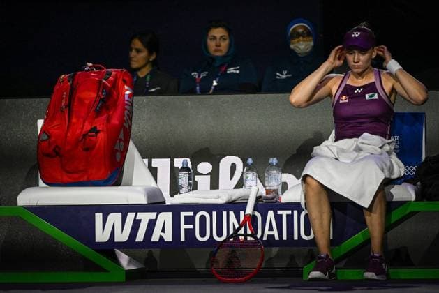 WTA, Tennis Damen Finals 2025 in Riyadh - Day Three RIYADH, SAUDI ARABIA - NOVEMBER 3: Elena Rybakina of Kazakhstan rests against Iga Swiatek of Poland during their second group-stage match on Day 3 of the 2025 WTA Finals, part of the Hologic WTA Tour, at King Saud University Indoor Arena in Riyadh, Saudi Arabia, on November 3, 2025. Artur Widak Anadolu Riyadh Saudi Arabia. Editorial use only. Please get in touch for any other usage.  Copyright: x2025xAnadoluxArturxWidakx