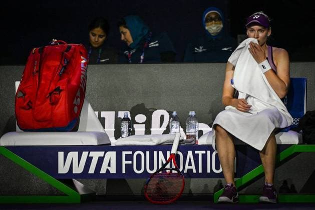 WTA, Tennis Damen Finals 2025 in Riyadh - Day Three RIYADH, SAUDI ARABIA - NOVEMBER 3: Iga Swiatek of Poland rests against Elena Rybakina of Kazakhstan during their second group-stage match on Day 3 of the 2025 WTA Finals, part of the Hologic WTA Tour, at King Saud University Indoor Arena in Riyadh, Saudi Arabia, on November 3, 2025. Artur Widak Anadolu Riyadh Saudi Arabia. Editorial use only. Please get in touch for any other usage.  Copyright: x2025xAnadoluxArturxWidakx