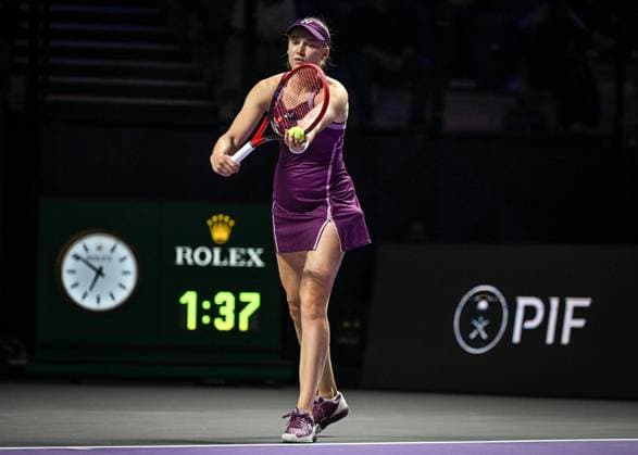 WTA, Tennis Damen Finals 2025 in Riyadh - Day Three RIYADH, SAUDI ARABIA - NOVEMBER 3: Elena Rybakina of Kazakhstan plays against Iga Swiatek of Poland during their second group-stage match on Day 3 of the 2025 WTA Finals, part of the Hologic WTA Tour, at King Saud University Indoor Arena in Riyadh, Saudi Arabia, on November 3, 2025. Artur Widak Anadolu Riyadh Saudi Arabia. Editorial use only. Please get in touch for any other usage.  Copyright: x2025xAnadoluxArturxWidakx