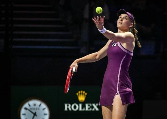 WTA, Tennis Damen Finals 2025 in Riyadh - Day Three RIYADH, SAUDI ARABIA - NOVEMBER 3: Elena Rybakina of Kazakhstan plays against Iga Swiatek of Poland during their second group-stage match on Day 3 of the 2025 WTA Finals, part of the Hologic WTA Tour, at King Saud University Indoor Arena in Riyadh, Saudi Arabia, on November 3, 2025. Artur Widak Anadolu Riyadh Saudi Arabia. Editorial use only. Please get in touch for any other usage.  Copyright: x2025xAnadoluxArturxWidakx