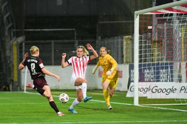 Google Pixel Womens Bundesliga SC Freiburg vs RB Leipzig, 03 11 2025 Emilía Ásgeirsdóttir RB Leipzig, 8 with the shot on goal to 0 1 Google Pixel Womens Bundesliga SC Freiburg vs RB Leipzig Dreisamstadion, 03 11 2025 DFB DFL REGULATIONS PROHIBIT ANY USE OF PHOTOGRAPHS AS IMAGE SEQUENCES AND OR QUASI VIDEO Copyright: xBEAUTIFULxSPORTS Boscox