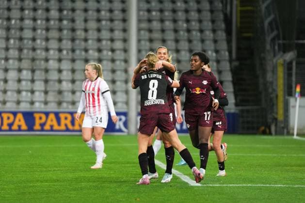 Google Pixel Womens Bundesliga SC Freiburg vs RB Leipzig, 03 11 2025 Goal celebration for 0 1 by Emilía Ásgeirsdóttir RB Leipzig, 8 Google Pixel Womens Bundesliga SC Freiburg vs RB Leipzig Dreisamstadion, 03 11 2025 DFB DFL REGULATIONS PROHIBIT ANY USE OF PHOTOGRAPHS AS IMAGE SEQUENCES AND OR QUASI VIDEO Copyright: xBEAUTIFULxSPORTS Boscox