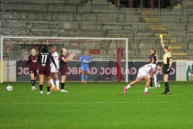 Google Pixel Womens Bundesliga SC Freiburg vs RB Leipzig, 03 11 2025 Yellow card for Lou Ann Joly RB Leipzig, 6 by Davina Lutz Referee Google Pixel Womens Bundesliga SC Freiburg vs RB Leipzig Dreisamstadion, 03 11 2025 DFB DFL REGULATIONS PROHIBIT ANY USE OF PHOTOGRAPHS AS IMAGE SEQUENCES AND OR QUASI VIDEO Copyright: xBEAUTIFULxSPORTS Boscox