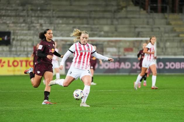 Google Pixel Womens Bundesliga SC Freiburg vs RB Leipzig, 03 11 2025 Ingibjörg Sigurdardottir SC Freiburg, 24 with the ball Google Pixel Womens Bundesliga SC Freiburg vs RB Leipzig Dreisamstadion, 03 11 2025 DFB DFL REGULATIONS PROHIBIT ANY USE OF PHOTOGRAPHS AS IMAGE SEQUENCES AND OR QUASI VIDEO Copyright: xBEAUTIFULxSPORTS Boscox