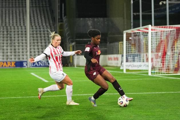 Google Pixel Womens Bundesliga SC Freiburg vs RB Leipzig, 03 11 2025 Duel between Delice Boboy RB Leipzig, 17 and Ingibjörg Sigurdardottir SC Freiburg, 24 Google Pixel Womens Bundesliga SC Freiburg vs RB Leipzig Dreisamstadion, 03 11 2025 DFB DFL REGULATIONS PROHIBIT ANY USE OF PHOTOGRAPHS AS IMAGE SEQUENCES AND OR QUASI VIDEO Copyright: xBEAUTIFULxSPORTS Boscox