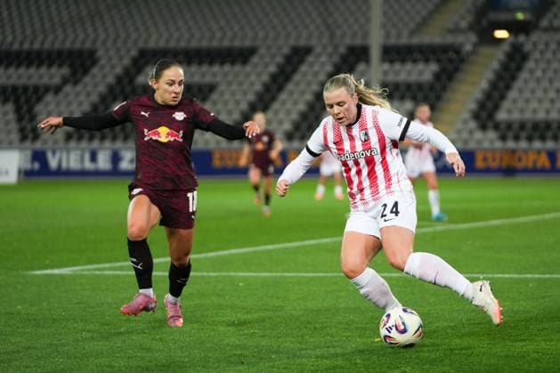 Google Pixel Womens Bundesliga SC Freiburg vs RB Leipzig, 03 11 2025 Duel between Gina Chmielinski RB Leipzig, 10 and Ingibjörg Sigurdardottir SC Freiburg, 24 Google Pixel Womens Bundesliga SC Freiburg vs RB Leipzig Dreisamstadion, 03 11 2025 DFB DFL REGULATIONS PROHIBIT ANY USE OF PHOTOGRAPHS AS IMAGE SEQUENCES AND OR QUASI VIDEO Copyright: xBEAUTIFULxSPORTS Boscox