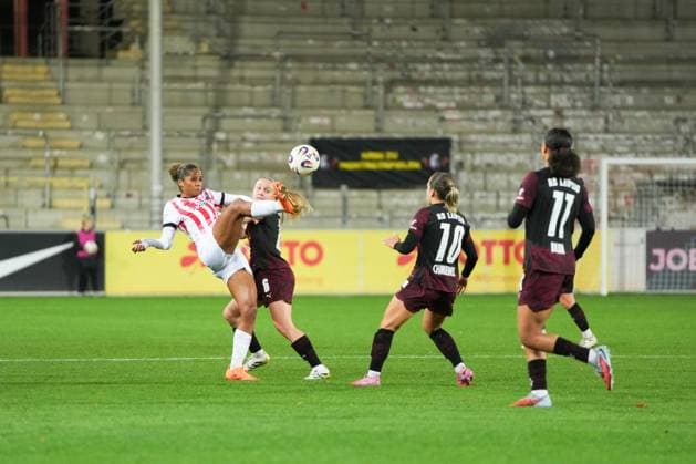 Google Pixel Womens Bundesliga SC Freiburg vs RB Leipzig, 03 11 2025 Aurélie Csillag SC Freiburg, 17 with a volley Google Pixel Womens Bundesliga SC Freiburg vs RB Leipzig Dreisamstadion, 03 11 2025 DFB DFL REGULATIONS PROHIBIT ANY USE OF PHOTOGRAPHS AS IMAGE SEQUENCES AND OR QUASI VIDEO Copyright: xBEAUTIFULxSPORTS Boscox