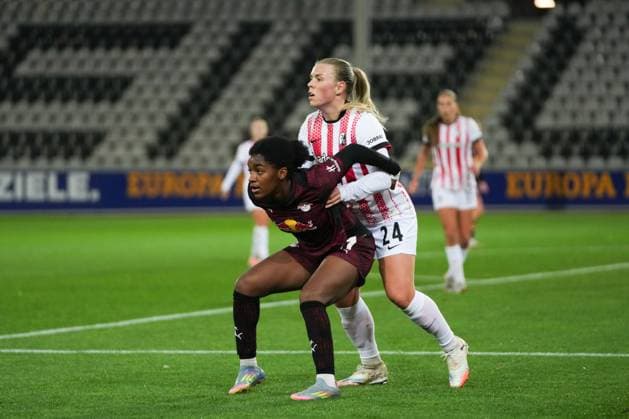 Google Pixel Womens Bundesliga SC Freiburg vs RB Leipzig, 03 11 2025 Duel between Delice Boboy RB Leipzig, 17 and Ingibjörg Sigurdardottir SC Freiburg, 24 Google Pixel Womens Bundesliga SC Freiburg vs RB Leipzig Dreisamstadion, 03 11 2025 DFB DFL REGULATIONS PROHIBIT ANY USE OF PHOTOGRAPHS AS IMAGE SEQUENCES AND OR QUASI VIDEO Copyright: xBEAUTIFULxSPORTS Boscox