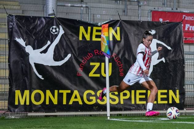 Selina Vobian SC Freiburg, 10 at corner kick, in the background a banner of the fans against Monday matches , Germany, Soccer, GooglePixel Womens Bundesliga, 8 Matchday, 2025 2026, SC Freiburg vs RB Leipzig, 03 11 2025, Dreisamstadion, Freiburg, Germany DFB REGULATIONS PROHIBIT ANY USE OF PHOTOGRAPHS AS IMAGE SEQUENCES AND OR QUASI VIDEO Freiburg Dreisamstadion Baden Wuerttemberg Germany Copyright: xArnexAmbergx