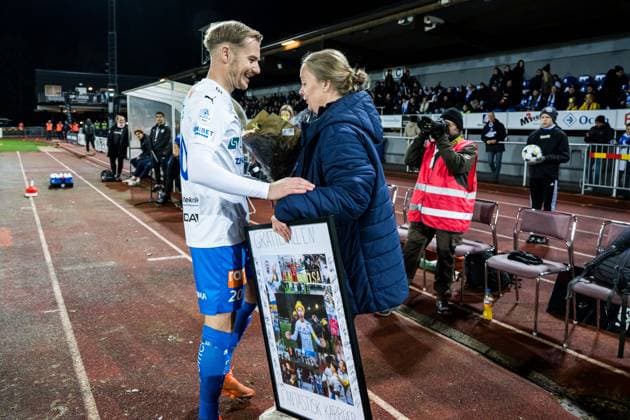 251103 Värnamos club manager Lisa Lidén thanks Värnamos Freddy Winsth before the football match in the Allsvenskan between Värnamo and Mjällby on November 3, 2025 in Värnamo  Copyright: NICLASxJÖNSSON BB251103NO004