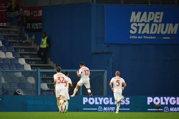 Genoa™s Ruslan Malinovskyi celebrates after scoring the 0-1 goal for his team during the Serie A soccer match between Sassuolo and Genoa at the Mapei Stadium CittÃ del Tricolore in Reggio Emilia, north Italy - Monday, November 3, 2025 - - Soccer -  Copyright: xMassimoxPaolone LaPressex