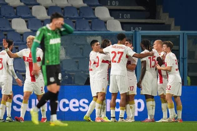 Genoa™s Ruslan Malinovskyi celebrates after scoring the 0-1 goal for his team during the Serie A soccer match between Sassuolo and Genoa at the Mapei Stadium CittÃ del Tricolore in Reggio Emilia, north Italy - Monday, November 3, 2025 - - Soccer -  Copyright: xMassimoxPaolone LaPressex