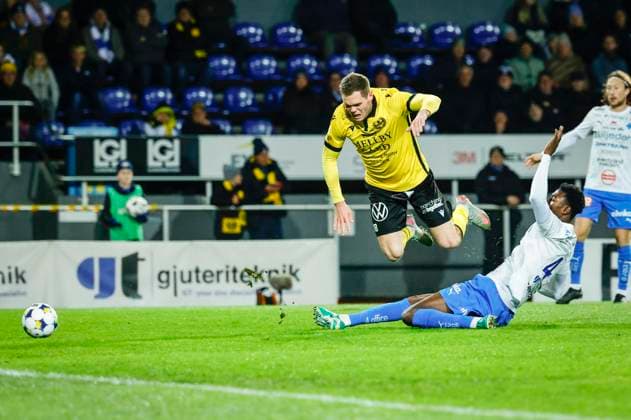 VÄRNAMO, SWEDEN 20251103 Värnamos Rufai Mohammed 4, right, fouls Mjällbys Jacob Bergström, which leads to a penalty, during Mondays soccer match in the Allsvenskan between FK Värnamo and Mjällby AIF at Finnvedsvallen VÄRNAMO SWEDEN x9200x  Copyright: xAdamxIhse TTx ALLSVENSKAN VÄRNAMO-MJÄLLBY