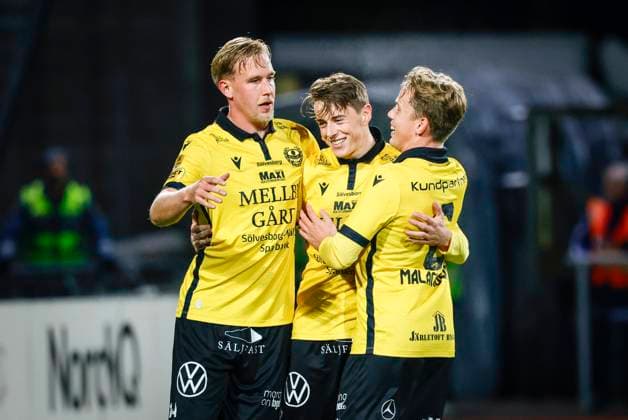VÄRNAMO, SWEDEN 20251103 Mjällby s Elliot Stroud 17, center celebrates with teammates after scoring a 0 1 penalty during Monday s Allsvenskan soccer match between FK Värnamo and Mjällby AIF at Finnvedsvallen VÄRNAMO SWEDEN x9200x  Copyright: xAdamxIhse TTx ALL-SWEDEN VÄRNAMO-MJÄLLBY