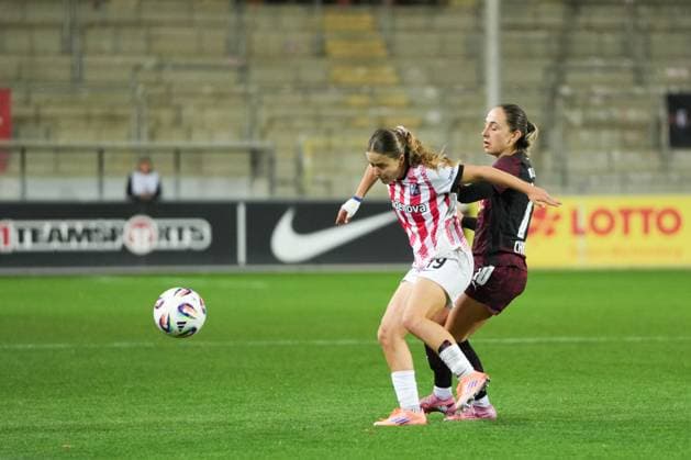 Google Pixel Womens Bundesliga SC Freiburg vs RB Leipzig, 03 11 2025 Ni Szenk SC Freiburg, 19 shielding the ball against Gina Chmielinski RB Leipzig, 10 Google Pixel Womens Bundesliga SC Freiburg vs RB Leipzig Dreisamstadion, 03 11 2025 DFB DFL REGULATIONS PROHIBIT ANY USE OF PHOTOGRAPHS AS IMAGE SEQUENCES AND OR QUASI VIDEO Copyright: xBEAUTIFULxSPORTS Boscox