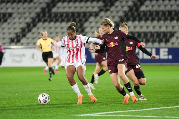 Google Pixel Womens Bundesliga SC Freiburg vs RB Leipzig, 03 11 2025 Aurélie Csillag SC Freiburg, 17 in duel with Julia Landenberger RB Leipzig, 21 Google Pixel Womens Bundesliga SC Freiburg vs RB Leipzig Dreisamstadion, 03 11 2025 DFB DFL REGULATIONS PROHIBIT ANY USE OF PHOTOGRAPHS AS IMAGE SEQUENCES AND OR QUASI VIDEO Copyright: xBEAUTIFULxSPORTS Boscox