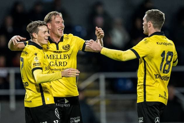 251103 Mjällbys Elliot Stroud, Herman Johansson and Jacob Bergström cheer 0 2 after during the football match in Allsvenskan between Värnamo and Mjällby on November 3, 2025 in Värnamo  Copyright: NICLASxJÖNSSON BB251103NO014