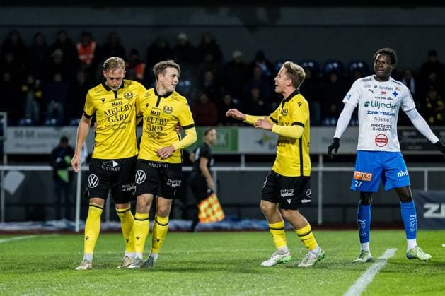 251103 Mjällbys Elliot Stroud cheers with Herman Johansson and Jeppe Kjaer after 0-1 during the football match in Allsvenskan between Värnamo and Mjällby on November 3, 2025 in Värnamo  Copyright: NICLASxJÖNSSON BB251103NO017