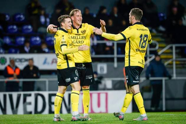 VÄRNAMO, SWEDEN 20251103 Mjällby s Elliot Stroud 17, center celebrates with teammates after scoring a 0 1 penalty during Monday s Allsvenskan soccer match between FK Värnamo and Mjällby AIF at Finnvedsvallen VÄRNAMO SWEDEN x9200x  Copyright: xAdamxIhse TTx ALL-SWEDEN VÄRNAMO-MJÄLLBY