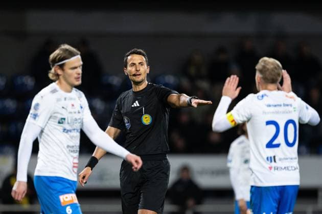 251103 Referee Adi Aganovic in discussion with Värnamos Freddy Winsth during the football match in the Allsvenskan between Värnamo and Mjällby on November 3, 2025 in Värnamo  Copyright: NICLASxJÖNSSON BB251103NO019